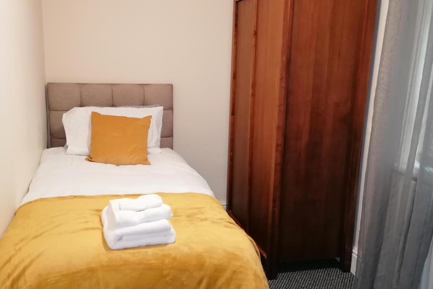 Charming 3br House - Wifi Parking Pet Friendly * Dudley